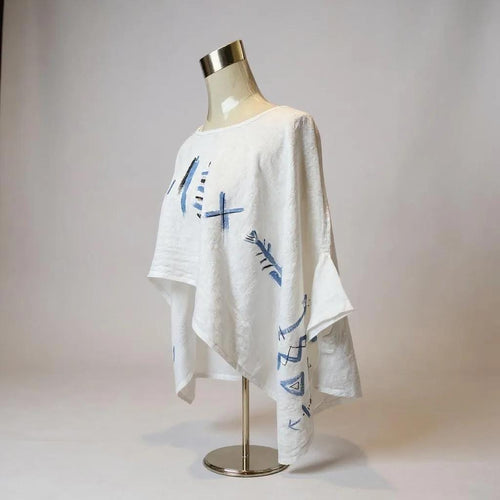 Blusa poncho de lino blanco con diseño étnico pintado a mano – Talla única, estilo mariposa, elegante y ligera