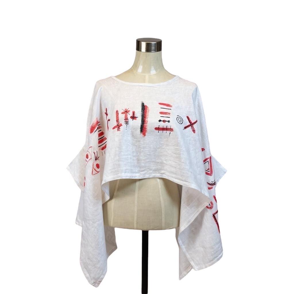 Poncho de lino blanco con símbolos étnicos en rojo – Blusa mariposa artesanal pintada a mano – Talla única – Moda boho chi...