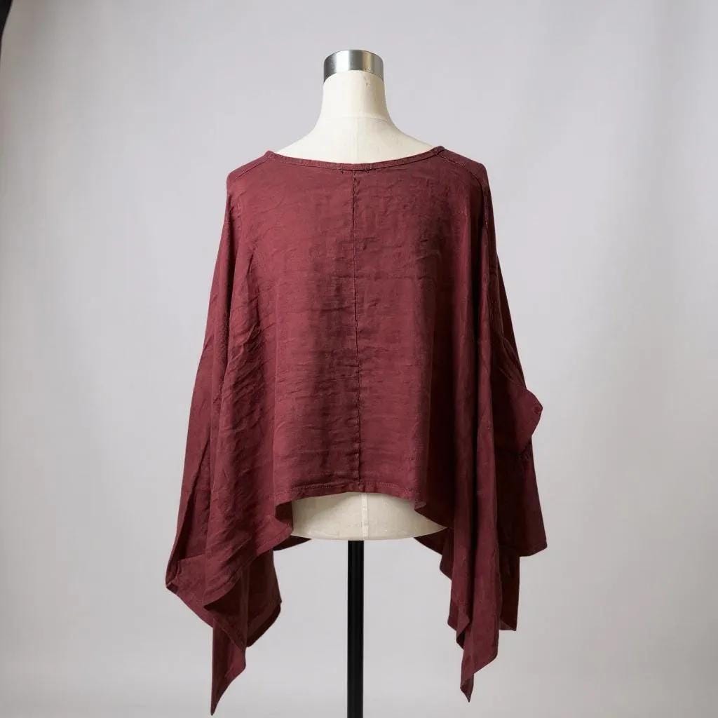 Blusa bohemia granate de lino con mangas murciélago – Crop top artesanal asimétrico – Ropa alternativa mujer talla única