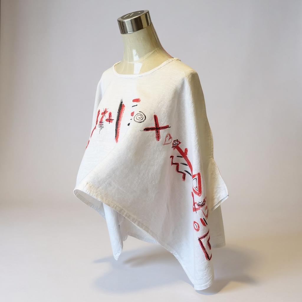 Poncho de lino blanco con símbolos étnicos en rojo – Blusa mariposa artesanal pintada a mano – Talla única – Moda boho chi...