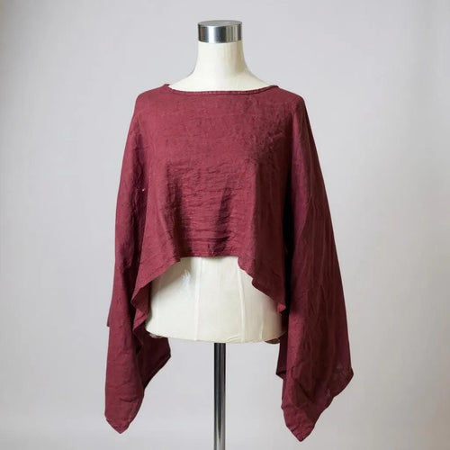 Blusa bohemia granate de lino con mangas murciélago – Crop top artesanal asimétrico – Ropa alternativa mujer talla única