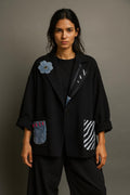 Chaqueta negra oversize customizada a mano | Blazer artístico con parches únicos | Moda sostenible mujer | Mi Negra Bella