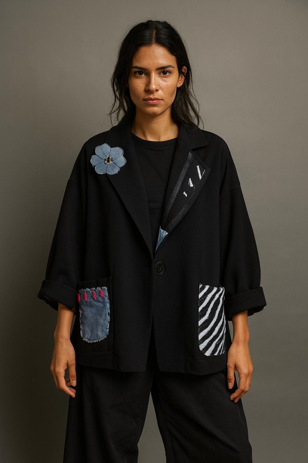 Chaqueta negra oversize customizada a mano | Blazer artístico con parches únicos | Moda sostenible mujer | Mi Negra Bella