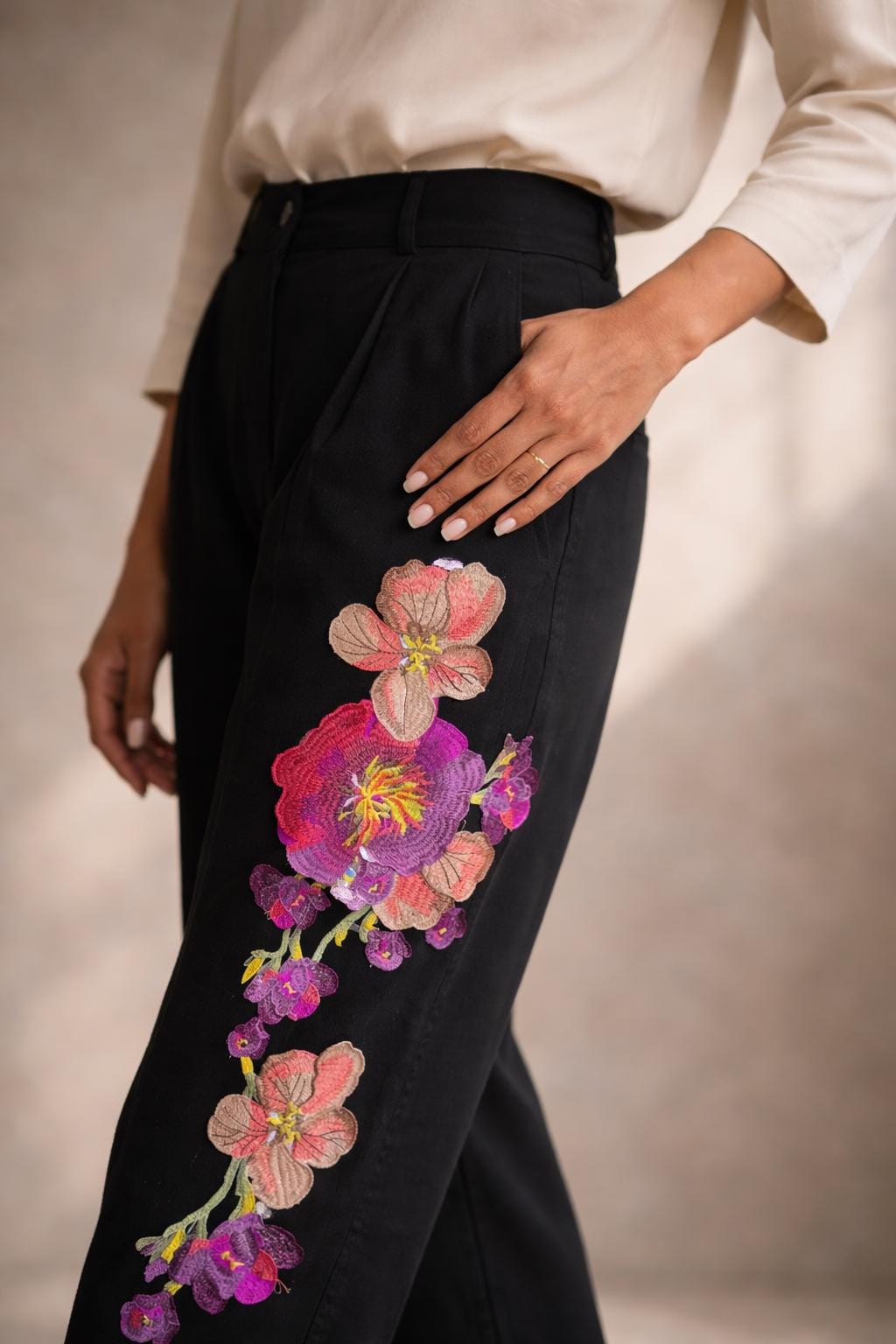 Pantalón negro mujer bordado floral talla 42 pantalón elegante hecho a mano diseño artesanal