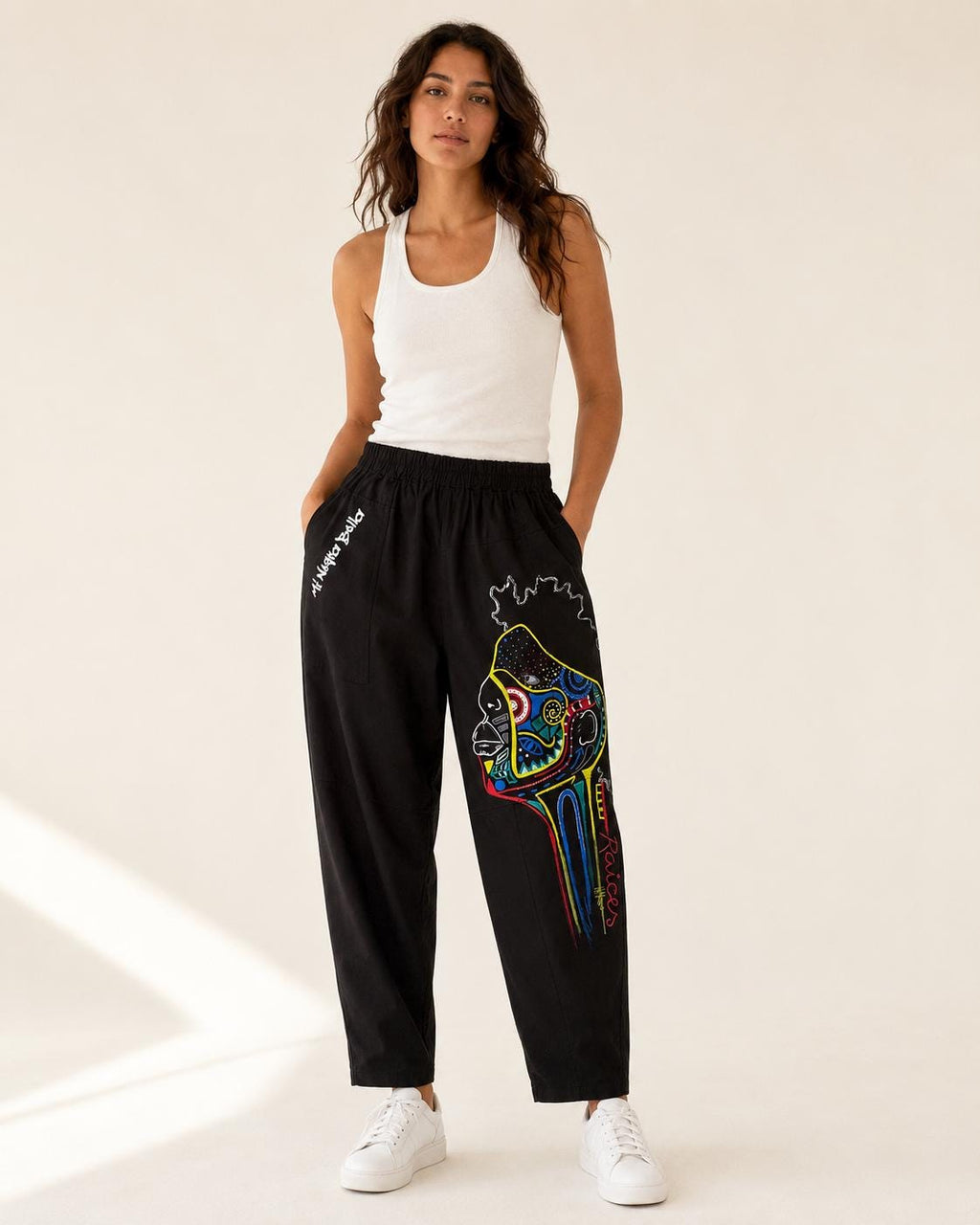 Pantalón negro unisex customizado con máscara africana, arte urbano Mi Negra Bella