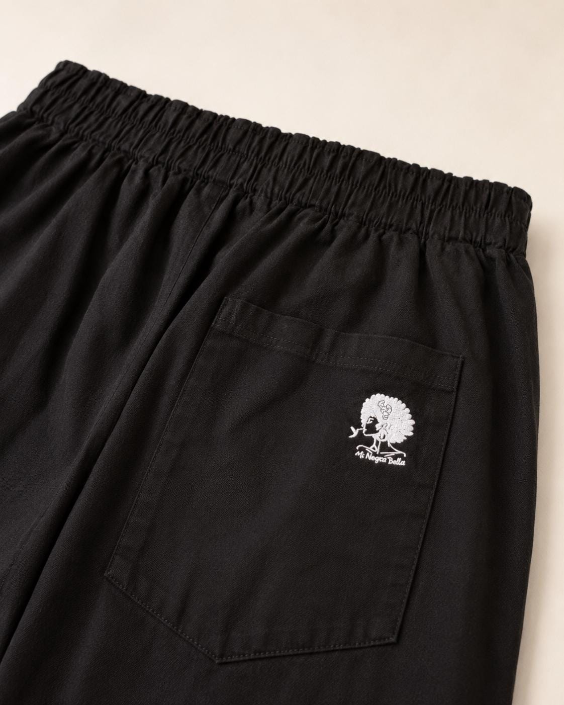 Pantalón negro unisex customizado con máscara africana, arte urbano Mi Negra Bella