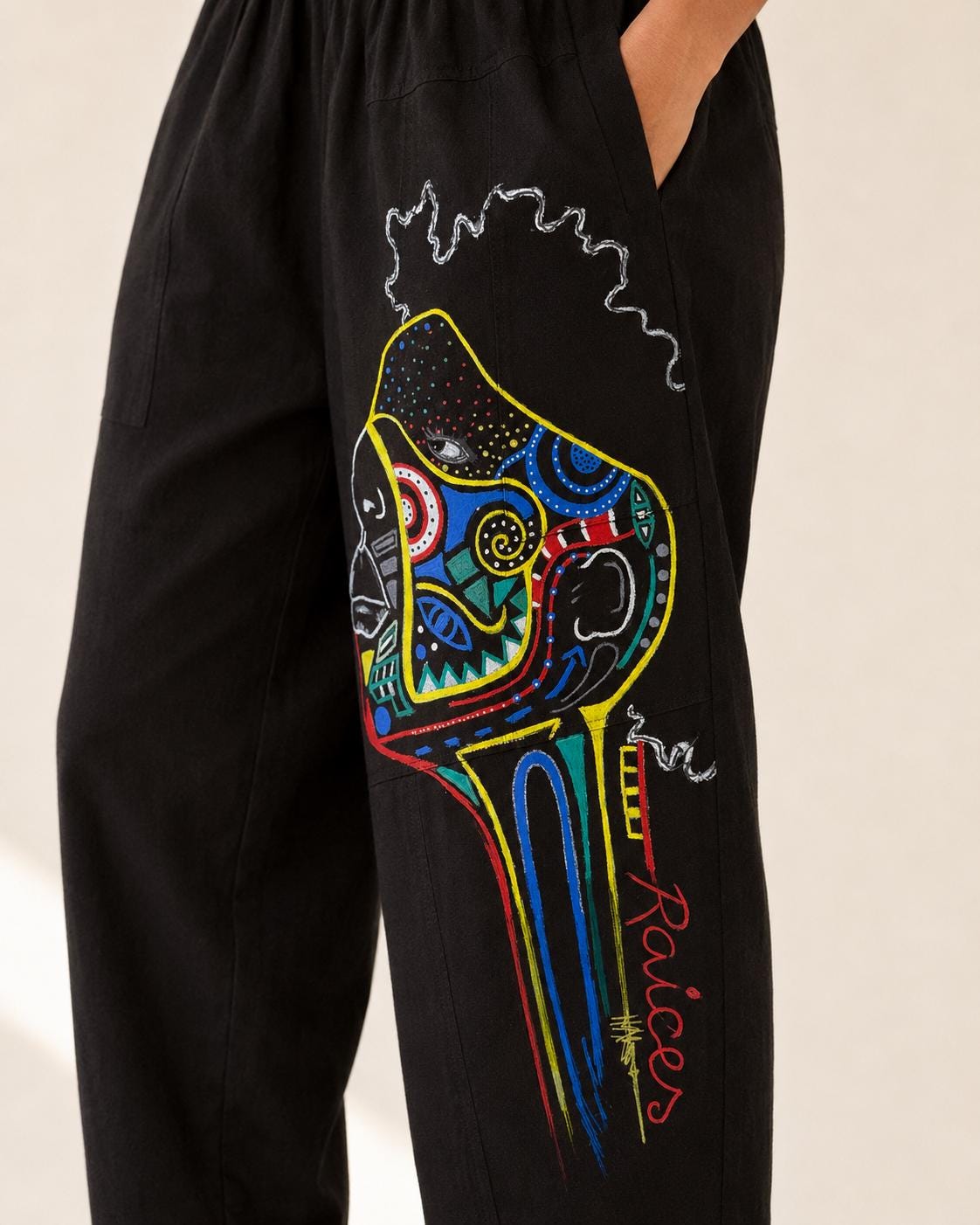 Pantalón negro unisex customizado con máscara africana, arte urbano Mi Negra Bella
