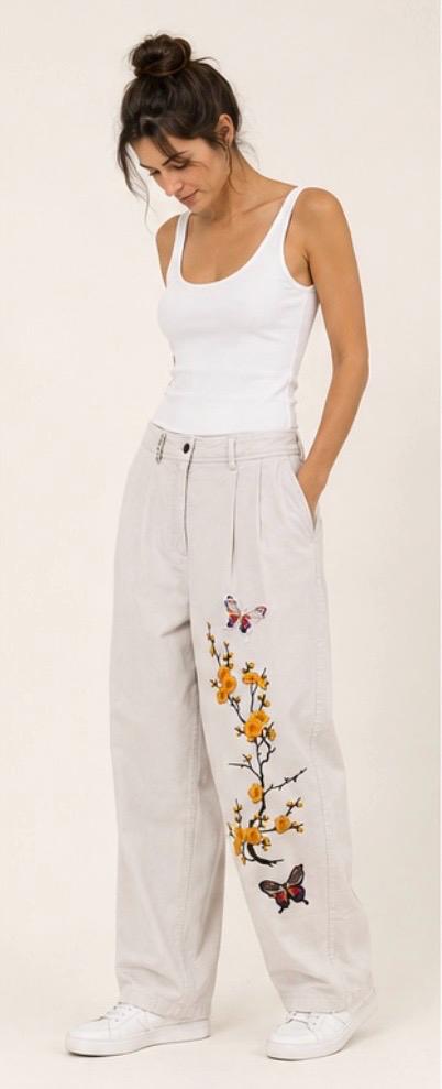 Pantalón ancho beige bordado con flores y mariposas | Pantalón artesanal mujer | Diseño exclusivo Mi Negra Bella