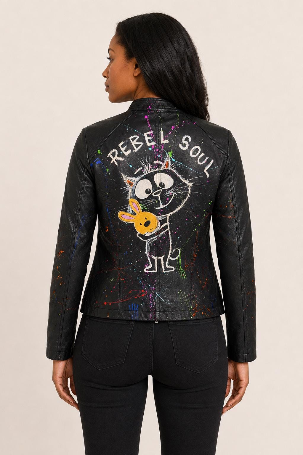 Cazadora de mujer negra de polipiel pintada a mano, pieza única Rebel Soul con gato y conejo, talla XL
