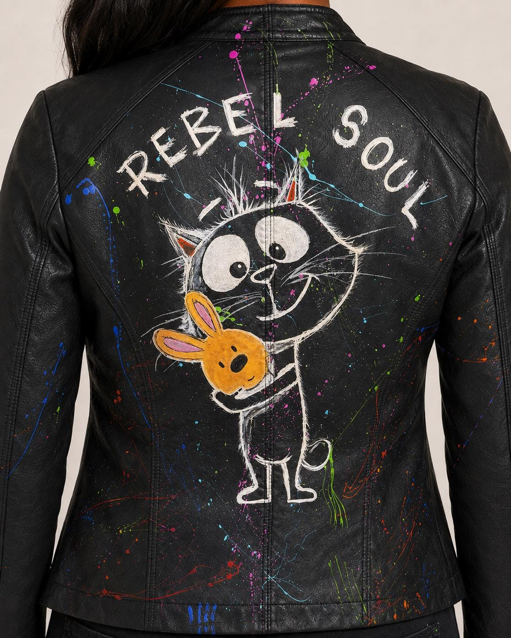 Cazadora de mujer negra de polipiel pintada a mano, pieza única Rebel Soul con gato y conejo, talla XL