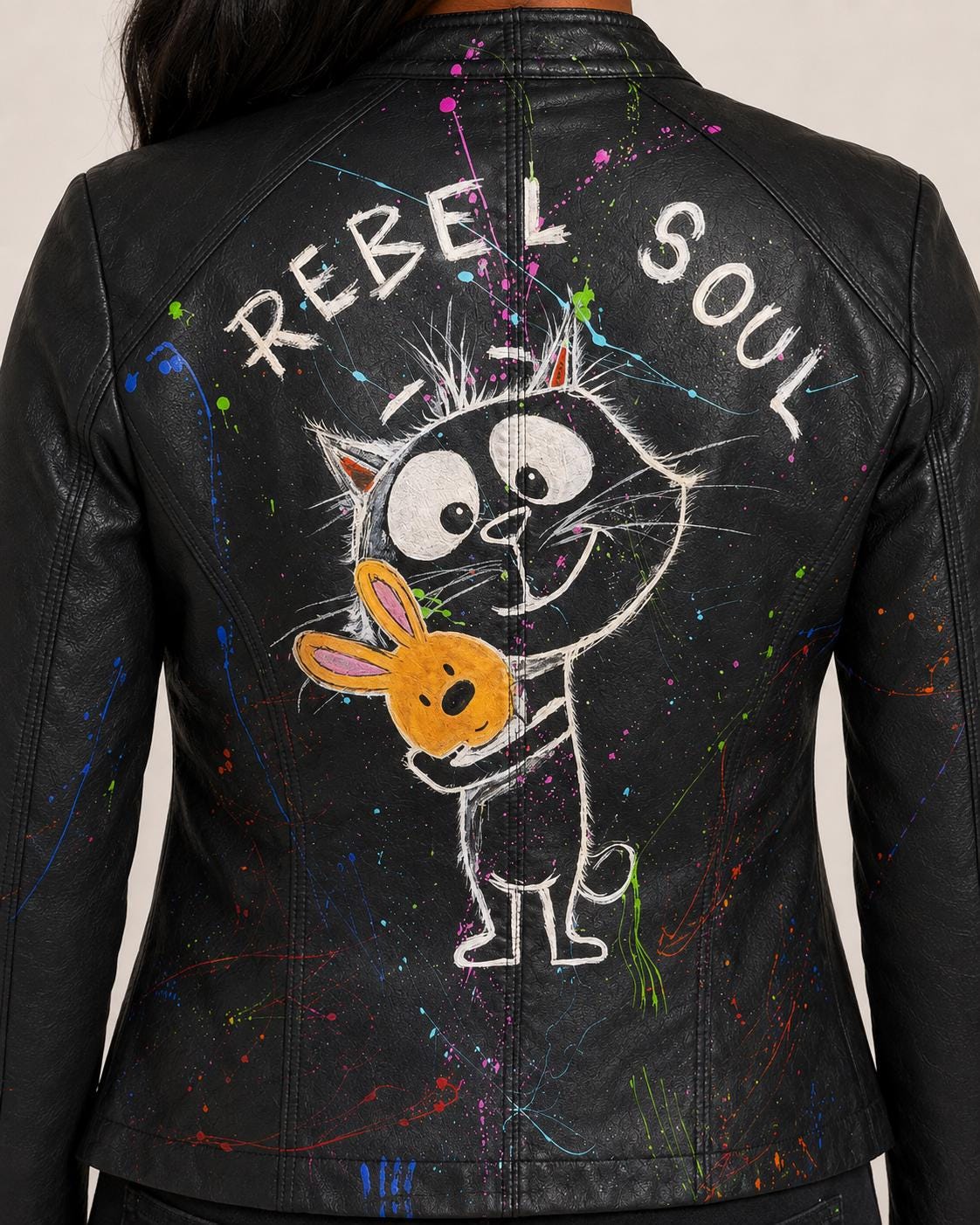 Cazadora de mujer negra de polipiel pintada a mano, pieza única Rebel Soul con gato y conejo, talla XL