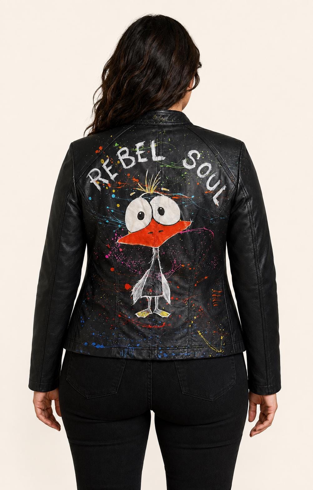 Cazadora de mujer negra de polipiel pintada a mano, pieza única Rebel Soul con pájaro, talla L