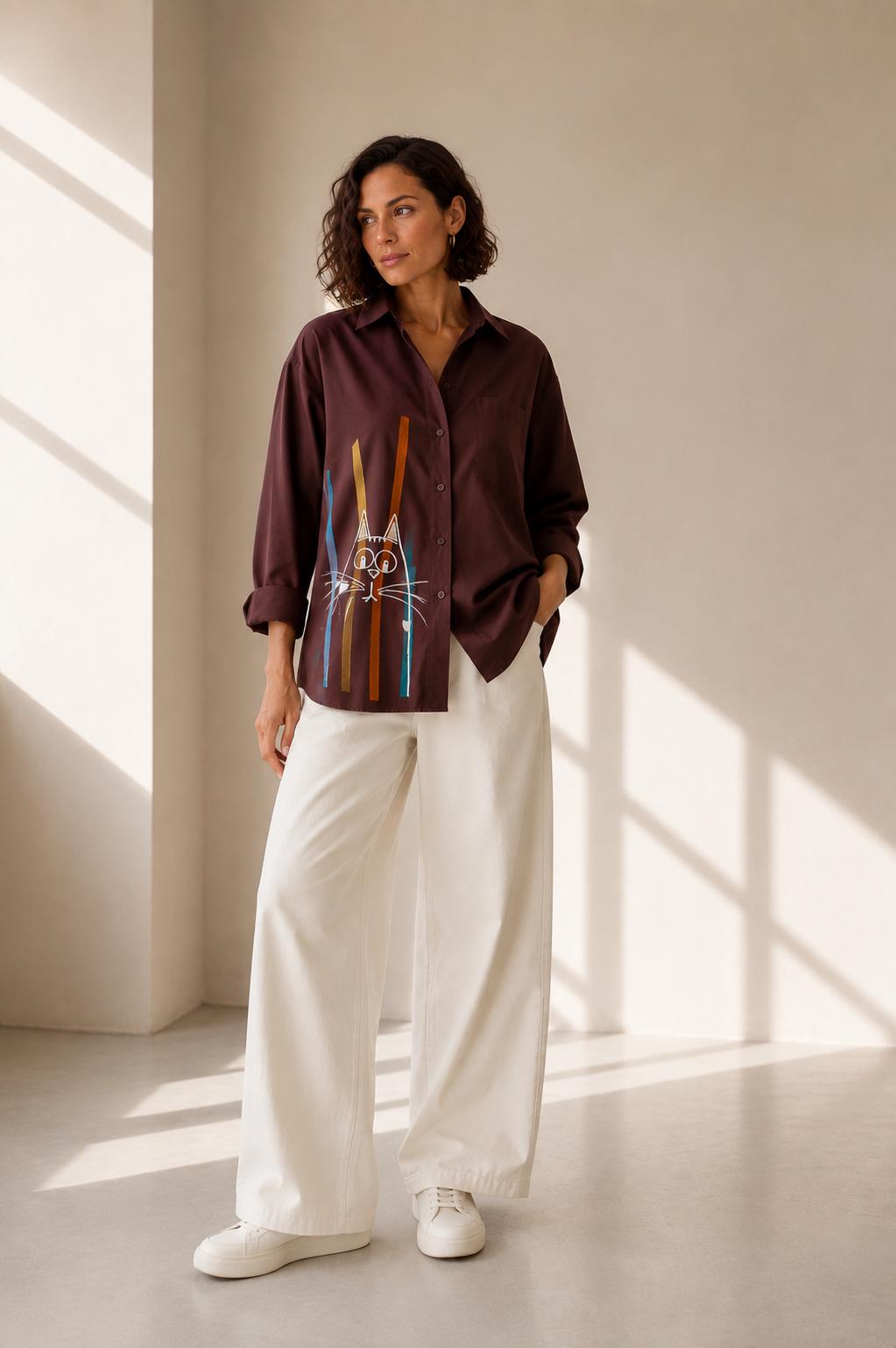Camisa marrón oversize de mujer con gato pintado a mano, talla S/M