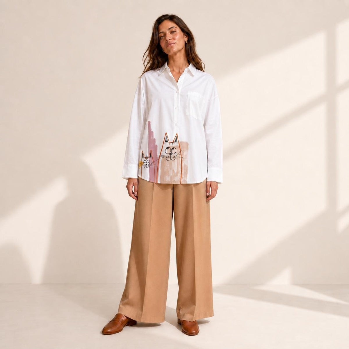 Camisa blanca oversize con gatos pintados a mano talla SM