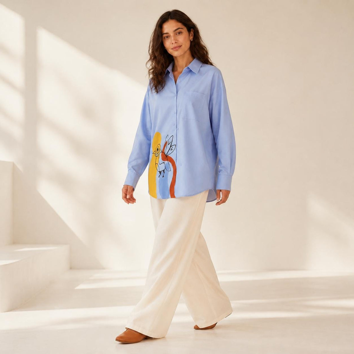 Camisa azul oversize de mujer con pájaro pintado a mano, talla S/M