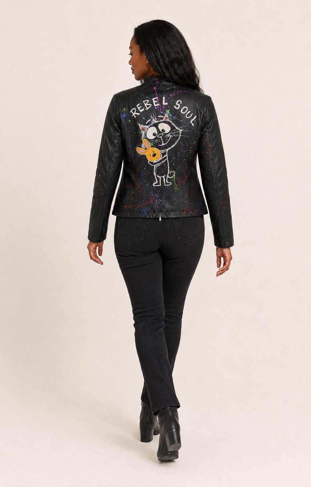 Cazadora de mujer negra de polipiel pintada a mano, pieza única Rebel Soul con gato y conejo, talla XL
