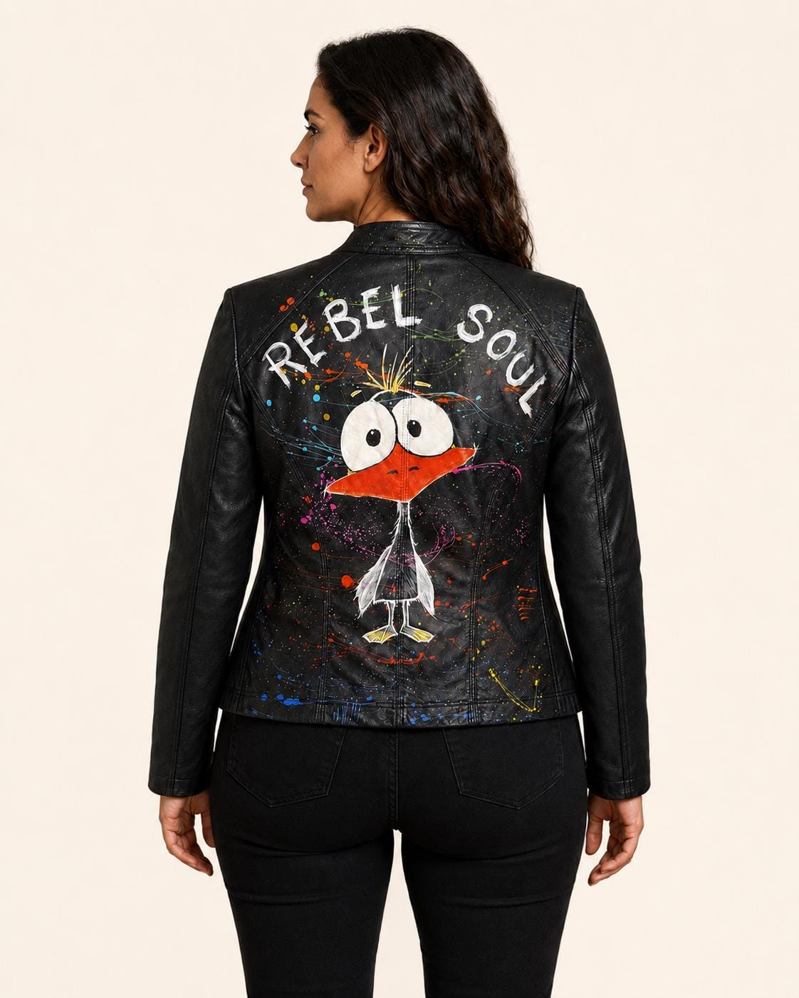 Cazadora de mujer negra de polipiel pintada a mano, pieza única Rebel Soul con pájaro, talla L