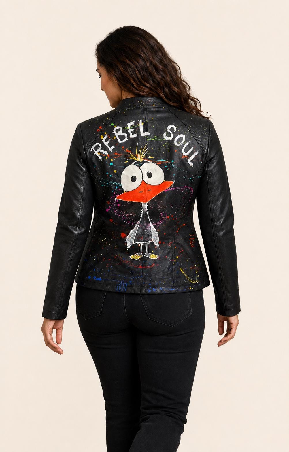 Cazadora de mujer negra de polipiel pintada a mano, pieza única Rebel Soul con pájaro, talla L