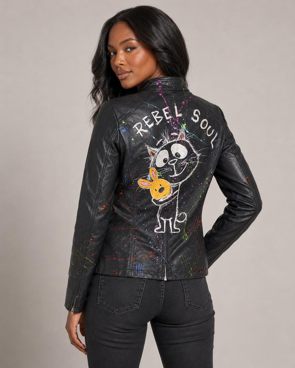 Cazadora de mujer negra de polipiel pintada a mano, pieza única Rebel Soul con gato y conejo, talla XL