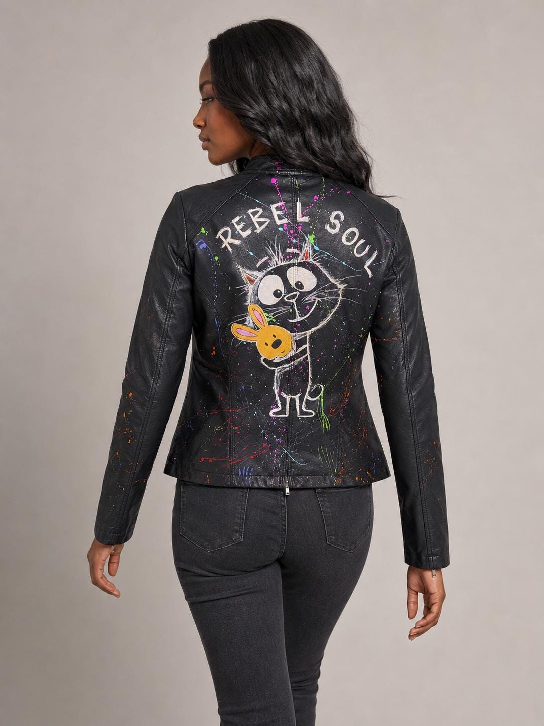 Cazadora de mujer negra de polipiel pintada a mano, pieza única Rebel Soul con gato y conejo, talla XL