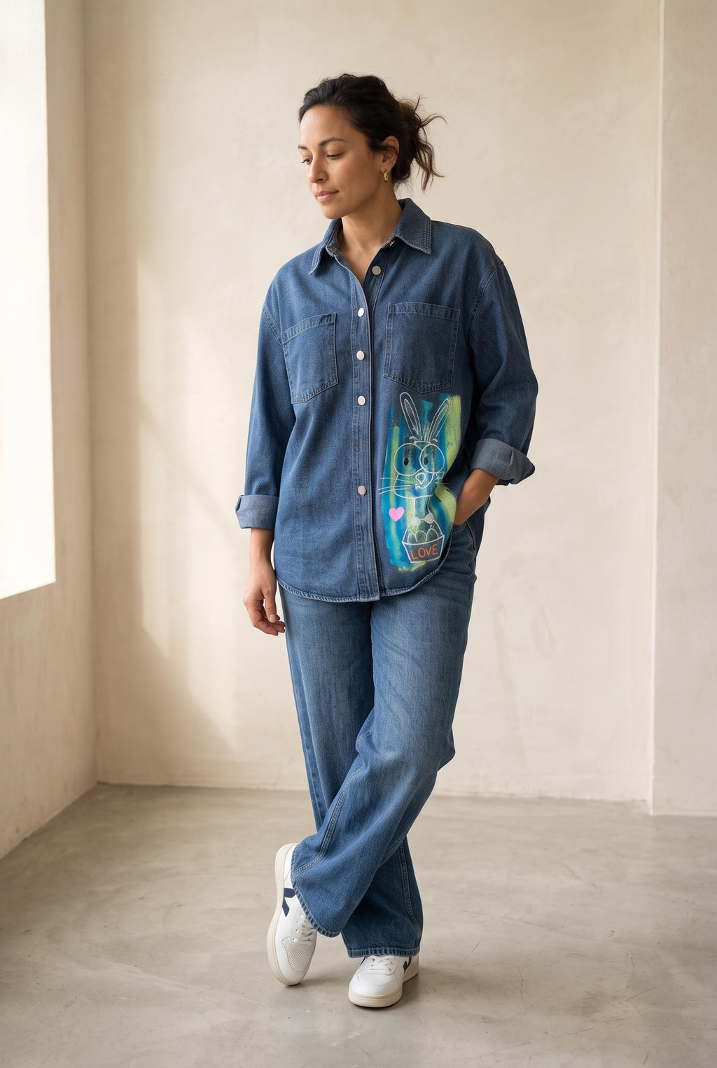Camisa vaquera oversize con conejo LOVE pintado a mano, mujer talla L/XL