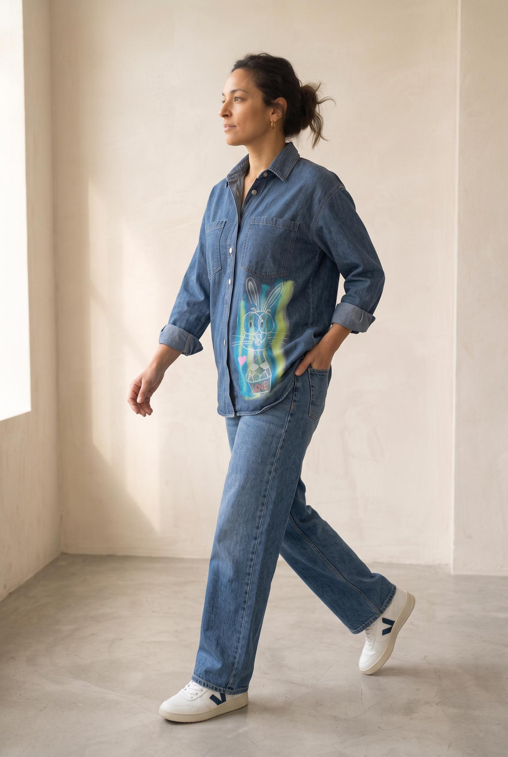 Camisa vaquera oversize con conejo LOVE pintado a mano, mujer talla L/XL