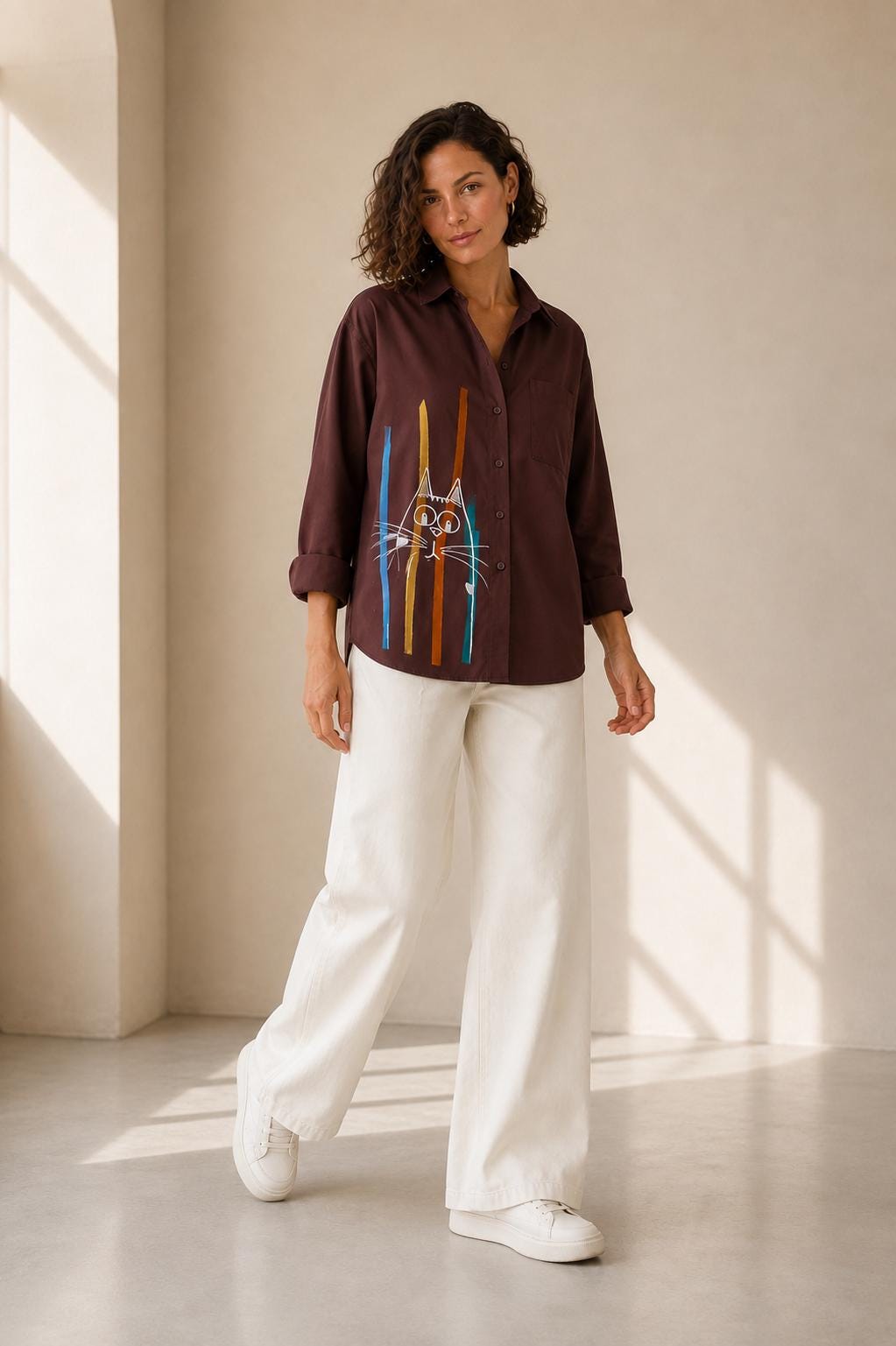 Camisa marrón oversize de mujer con gato pintado a mano, talla S/M