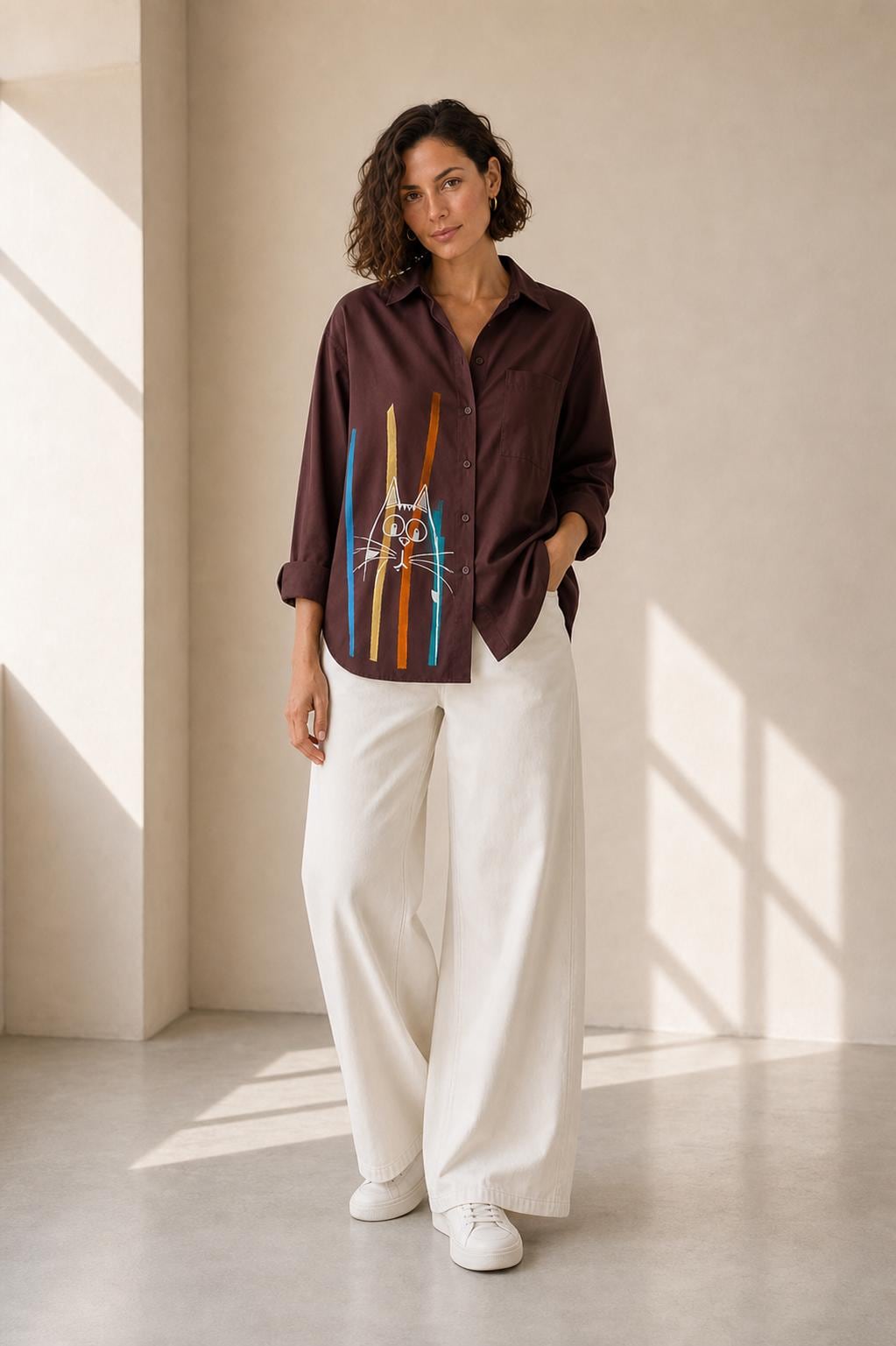 Camisa marrón oversize de mujer con gato pintado a mano, talla S/M