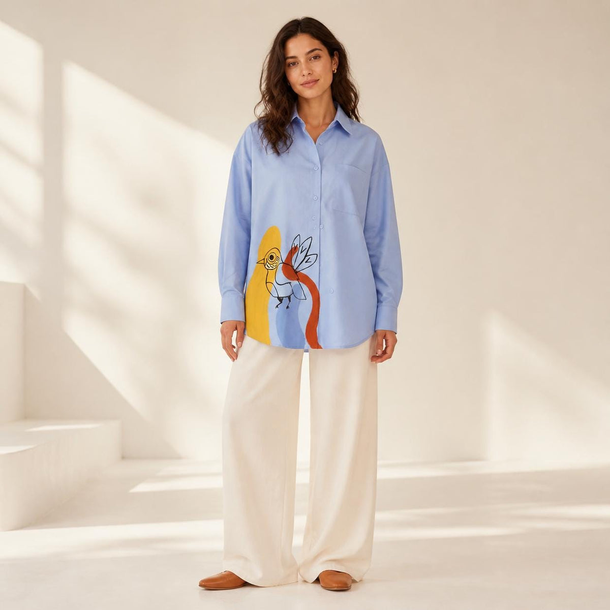 Camisa azul oversize de mujer con pájaro pintado a mano, talla S/M