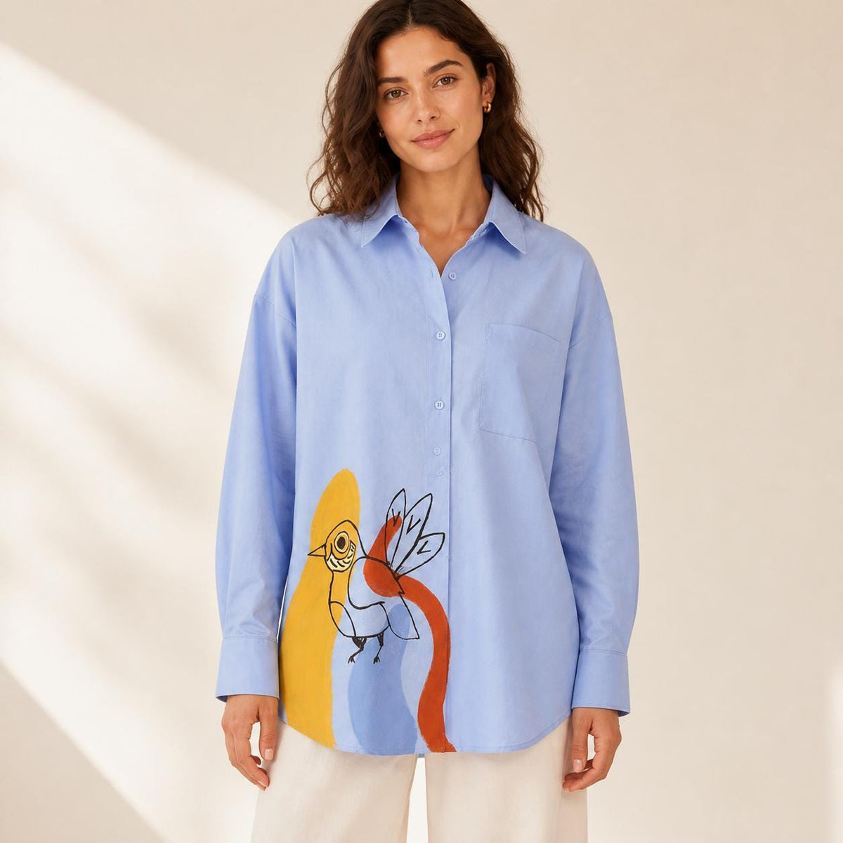 Camisa azul oversize de mujer con pájaro pintado a mano, talla S/M