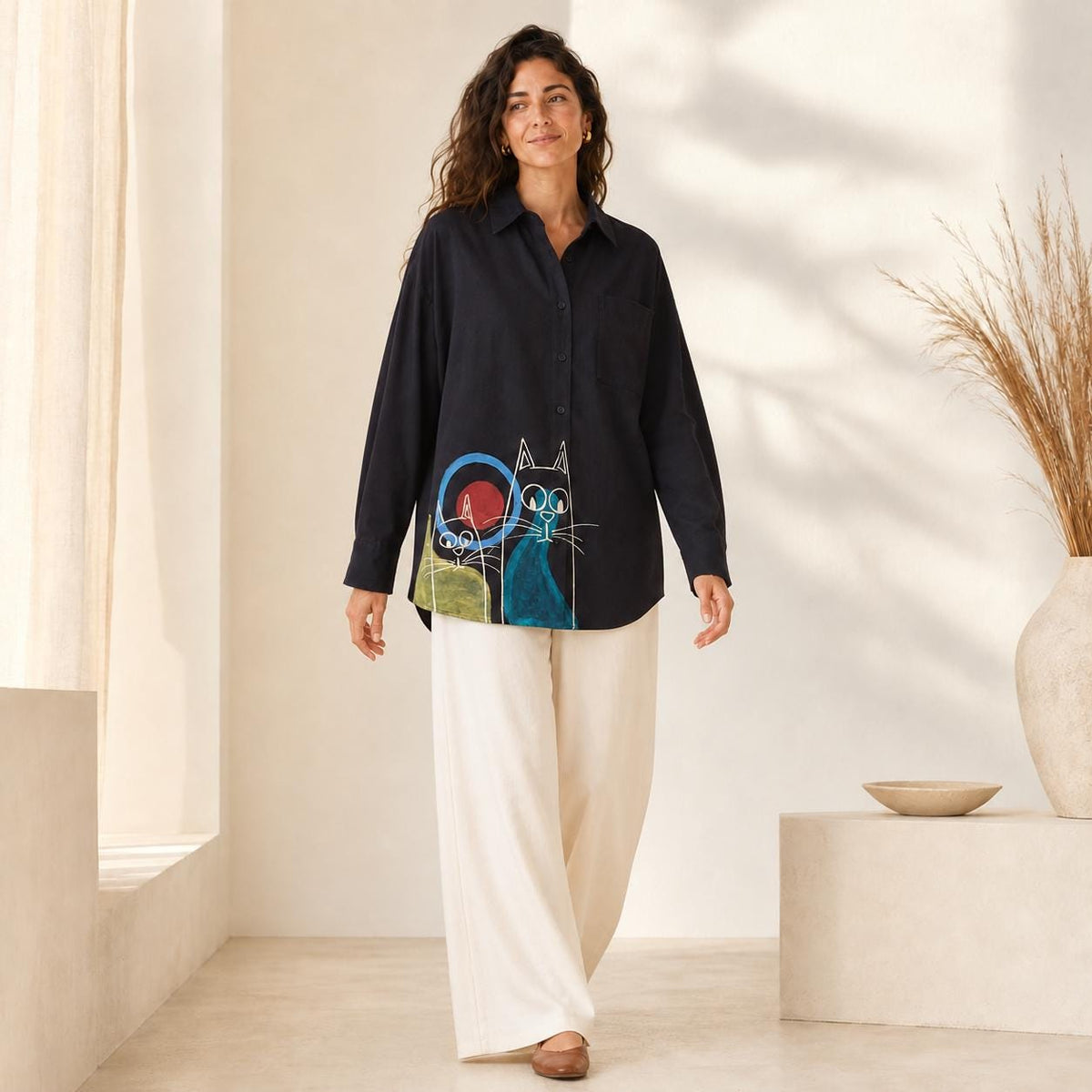 Camisa negra oversize de mujer con gatos pintados a mano, talla M/L