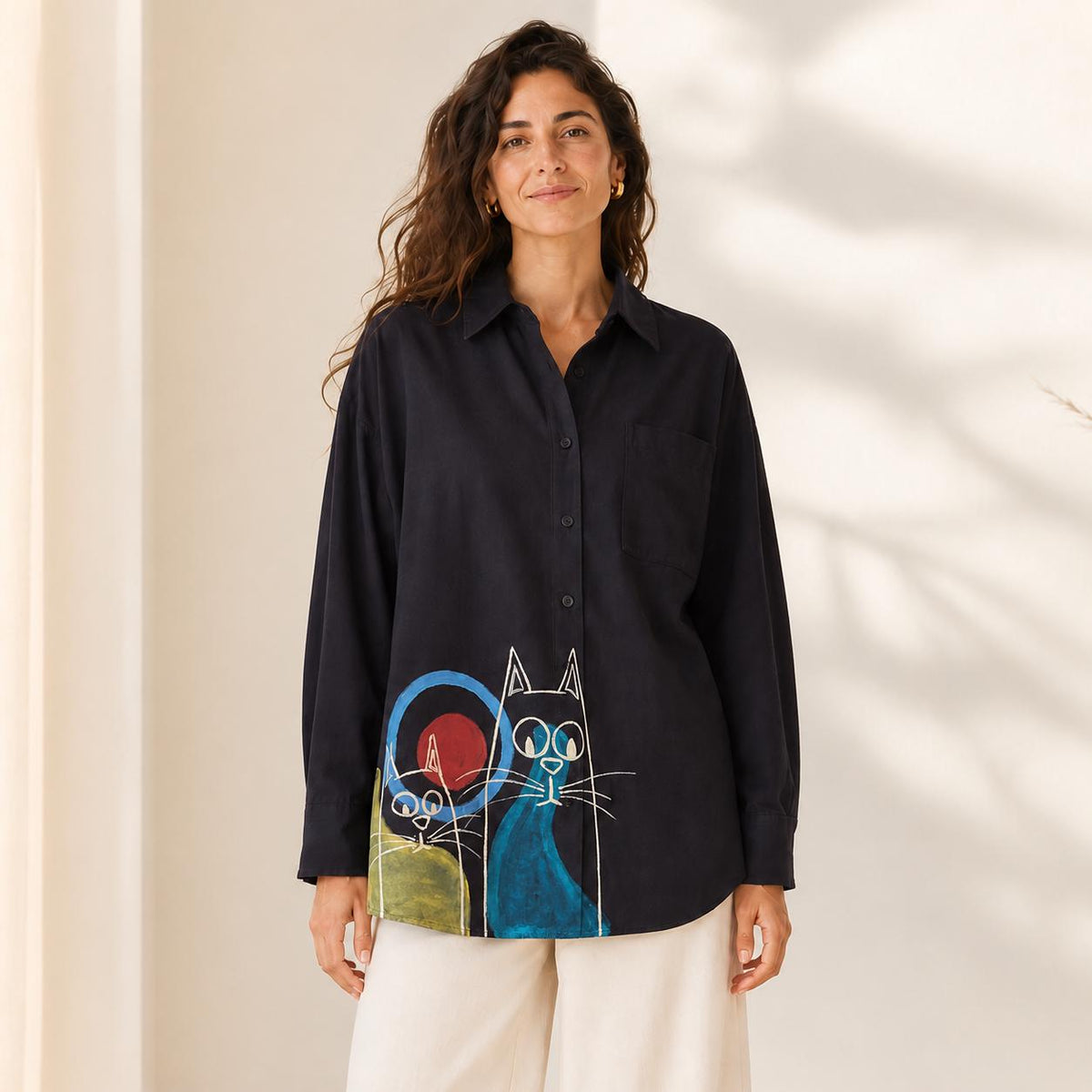 Camisa negra oversize de mujer con gatos pintados a mano, talla M/L
