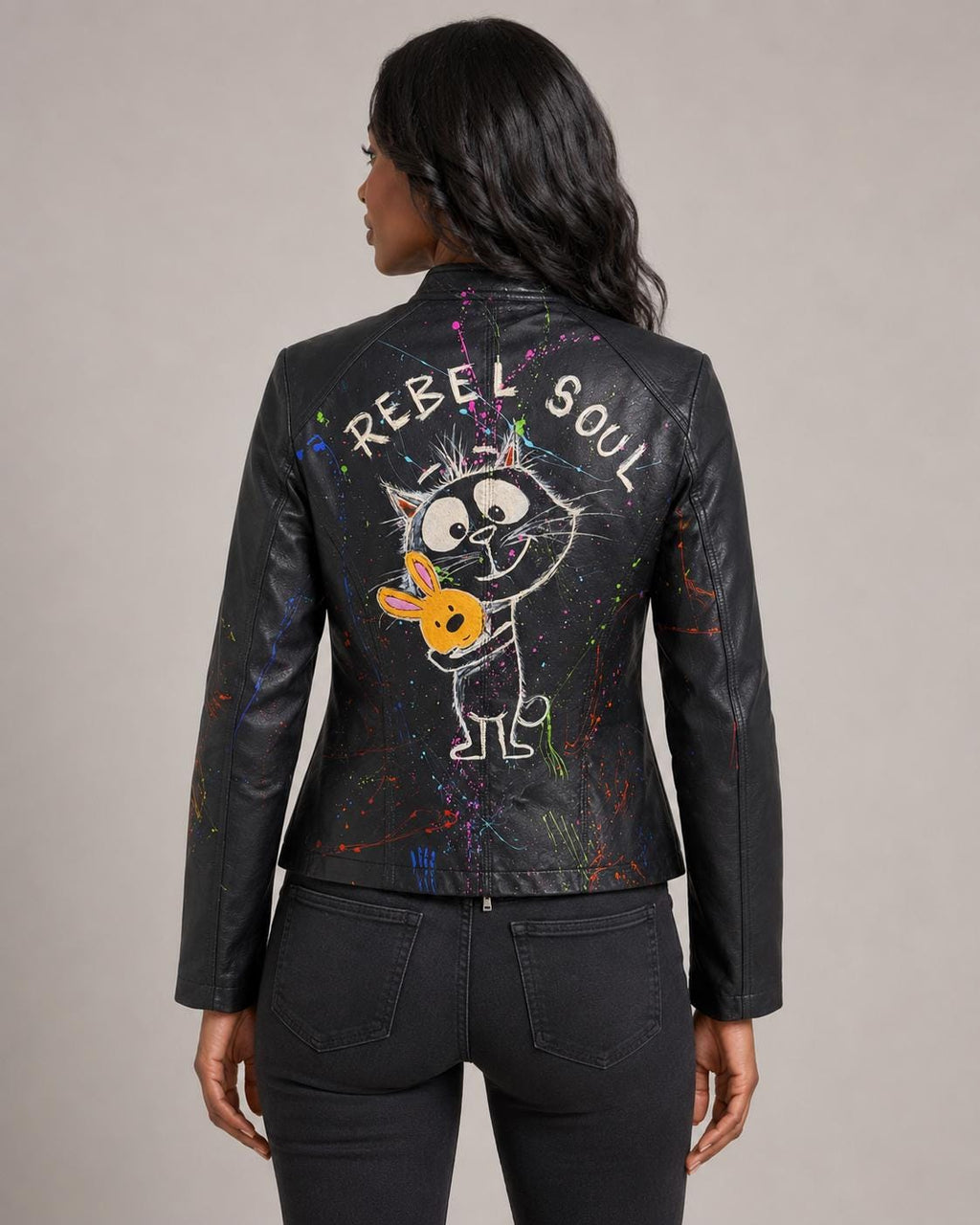 Cazadora de mujer negra de polipiel pintada a mano, pieza única Rebel Soul con gato y conejo, talla XL